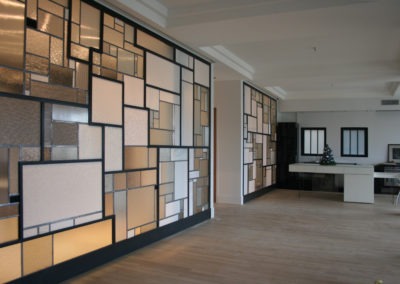claustra mur rideau verre moucharabieh ON-ME Cloison Créative Lumineuse vitrail - Equilibre - 06.1 réalisation - vue d'ensemble 0116